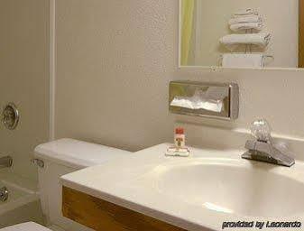 ซูเปอร์ 8 บาย วินด์แฮม พูลาสกี Hotel Pulaski ภายนอก รูปภาพ