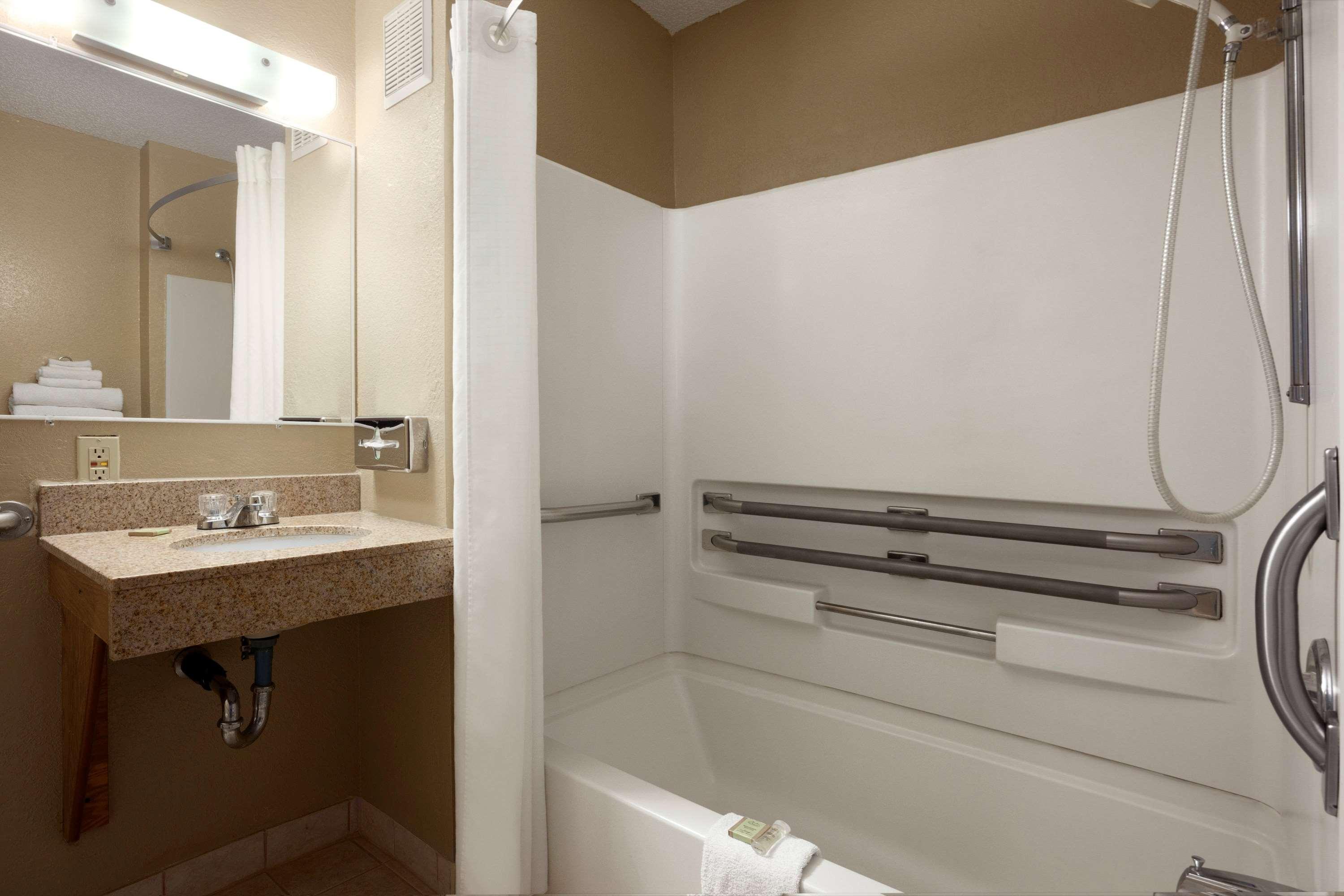 ซูเปอร์ 8 บาย วินด์แฮม พูลาสกี Hotel Pulaski ภายนอก รูปภาพ