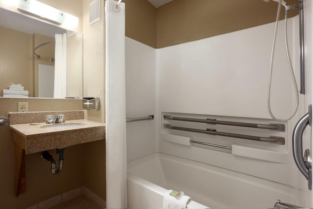 ซูเปอร์ 8 บาย วินด์แฮม พูลาสกี Hotel Pulaski ภายนอก รูปภาพ